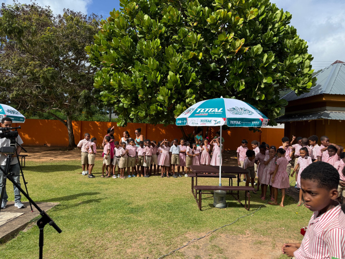 Au Cap primary receive donation of benches