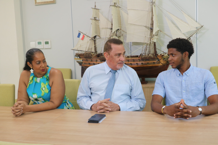 Minister Radegonde congratulates Eros Barallon on heroic move