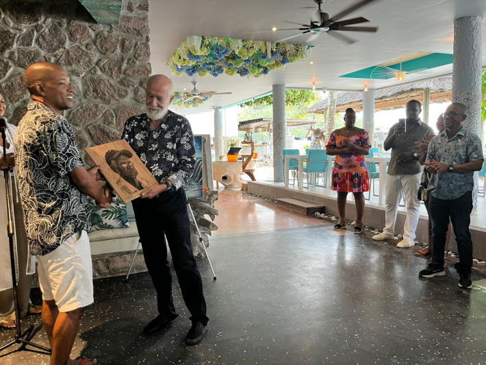 En group artis lo Praslin i egzibit zot travay kot Café des Arts
