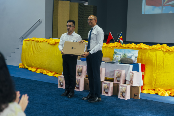 Chinese delegation visits Independent School
