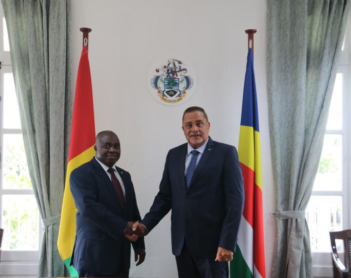 Les Seychelles et la Guinée redynamisent leurs relations diplomatiques avec l’accréditation d’un nouvel ambassadeur