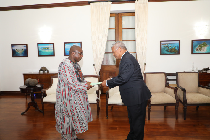 L’Ambassadeur Moriba Alain Koné présente ses lettres de créance