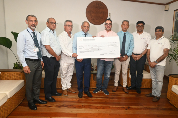AMSA donates R500,000 towards  the New Seychelles Hospital Fund