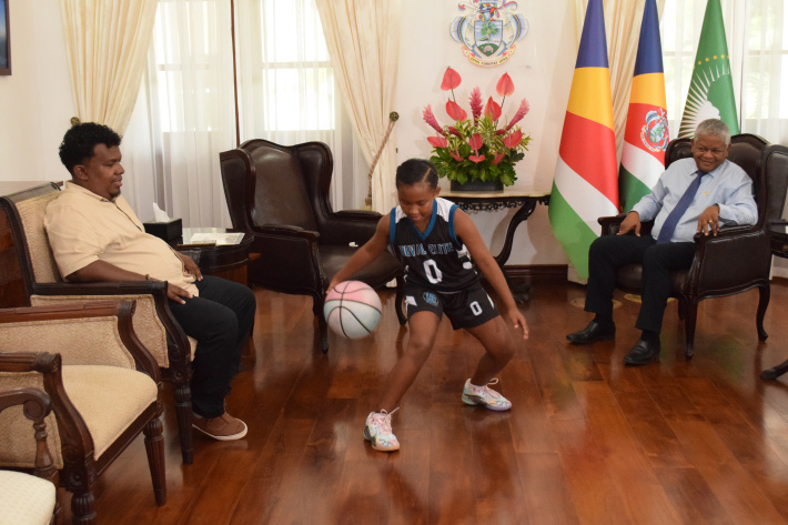 President meets nine-year-old basketball sensation Aurélie Antoine