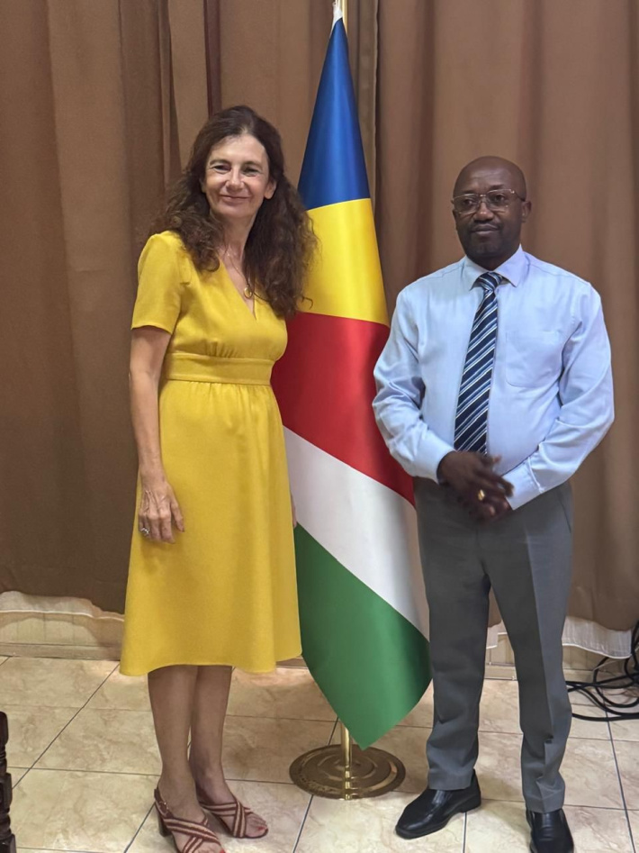 L’Ambassadrice de France rencontre le ministre de l’Éducation