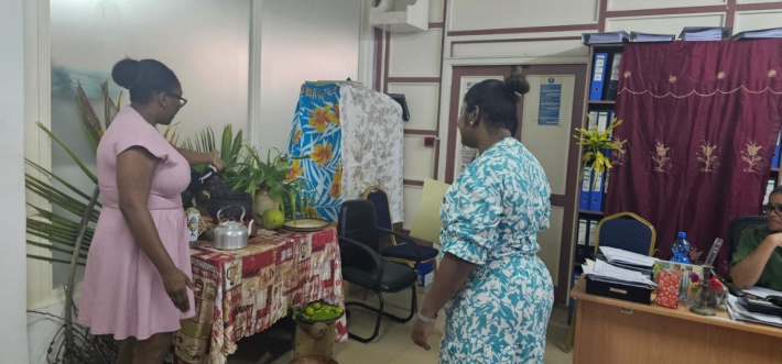 Travayer HFC i selebre Festival Kreol avek dekorasyon vivan dan biro