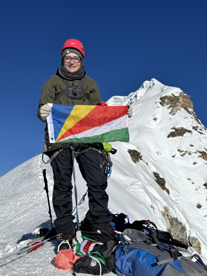 Catherine Rose plants Seychelles flag on Lobuche peak, Everest