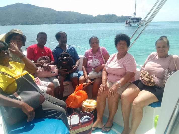 A joyful day on Curieuse island for Praslin seniors