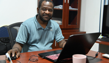 En regar lo sekter lagrikiltir avek Barry Nourrice