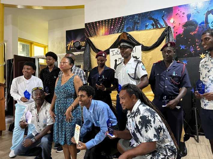 Lotorite distrik La Digue i onor en group zonm