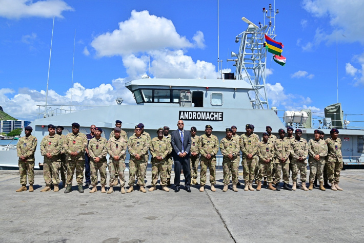 Commander-in-Chief meets Seychelles Defence Force contingent in Mauritius