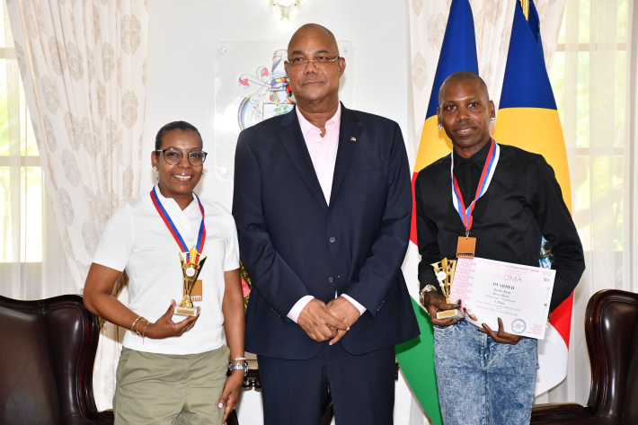 Seychellois dancers sign in Moscow