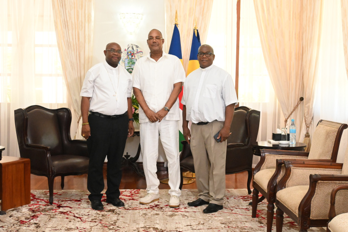 Visite de courtoisie entre Monseigneur l’Évêque et le Président Dr Patrick Herminie