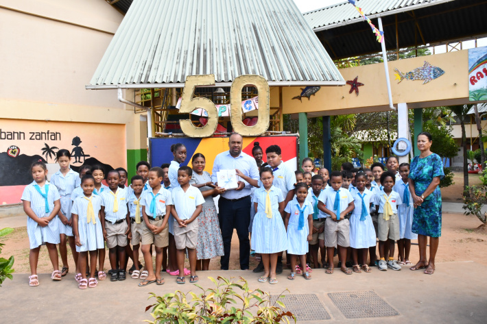Students receive commemorative gifts as Seychelles marks 50 years of independence