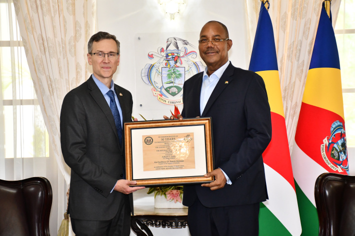 New US chargé d’affaires presents commemorative plaque to President Herminie