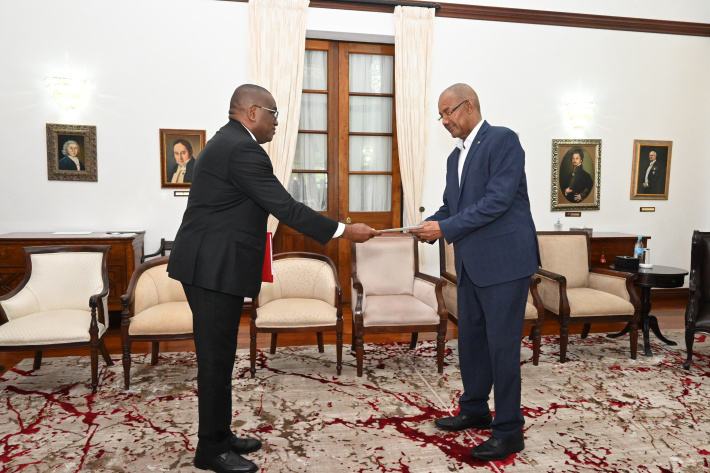 Angola seeks to strengthen bilateral ties with Seychelles
