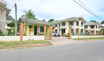 Minister Ledikasyon ek Devlopman Resours Imen i adres size Youth Hostel