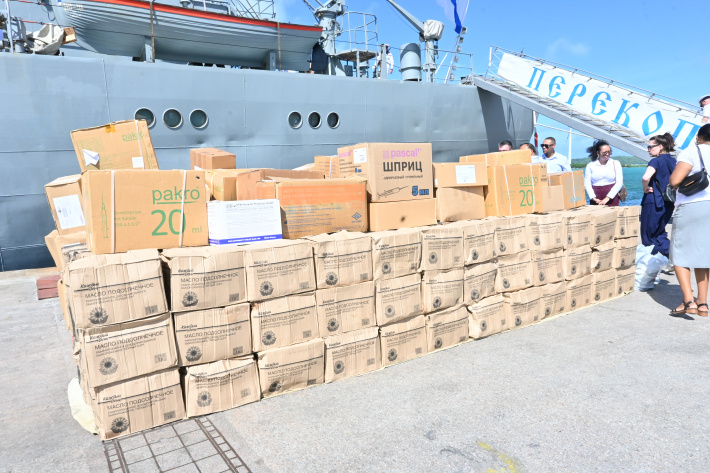 Russia donates medical supplies, food commodities and books to Seychelles