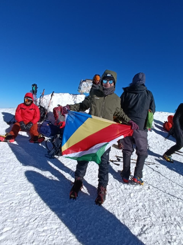 Kate takes Seychelles flag to Mount Ararat for cancer awareness